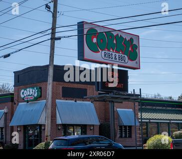 PIGEON FORGE, TN - 12 mars 2024 : Corkys Ribs et BBQ restaurant bâtiment et signe sur une journée ensoleillée. Banque D'Images