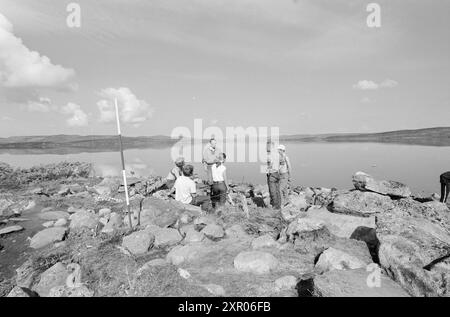 Current 34-9-1970 : sur les traces de la famille Flint. Un groupe de chercheurs mène des études environnementales approfondies sur le Hardangervidda, et ils ont découvert des traces de peuplement de l'âge de pierre. Photo : Ivar Aaserud / Aktuell / NTB ***PHOTO NON TRAITÉE*** ce texte d'image est traduit automatiquement ce texte d'image est traduit automatiquement Banque D'Images