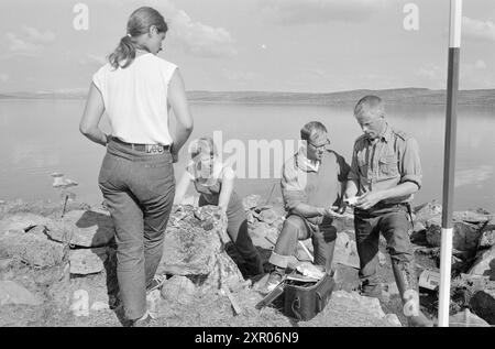 Current 34-9-1970 : sur les traces de la famille Flint. Un groupe de chercheurs mène des études environnementales approfondies sur le Hardangervidda, et ils ont découvert des traces de peuplement de l'âge de pierre. Photo : Ivar Aaserud / Aktuell / NTB ***PHOTO NON TRAITÉE*** ce texte d'image est traduit automatiquement ce texte d'image est traduit automatiquement Banque D'Images