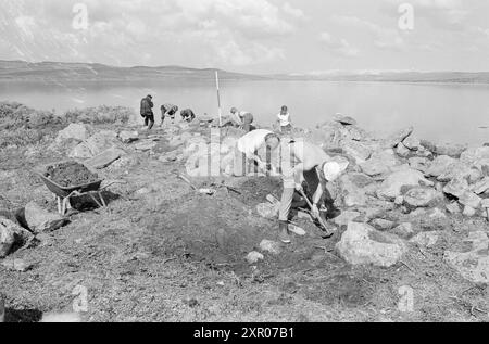 Current 34-9-1970 : sur les traces de la famille Flint. Un groupe de chercheurs mène des études environnementales approfondies sur le Hardangervidda, et ils ont découvert des traces de peuplement de l'âge de pierre. Photo : Ivar Aaserud / Aktuell / NTB ***PHOTO NON TRAITÉE*** ce texte d'image est traduit automatiquement ce texte d'image est traduit automatiquement Banque D'Images