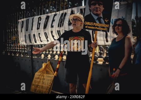 Barcelone, Espagne. 8 août 2024. Les partisans de l'indépendance catalane prennent des selfies alors que l'ancien président catalan Carles Puigdemont disparaît une fois de plus après son apparition à Barcelone plutôt que d'entrer au parlement comme prévu. Son arrivée jette une ombre sur la séance d'ouverture d'aujourd'hui du parlement catalan, qui est prévu d'installer le candidat socialiste Salvador Illa comme nouveau président catalan cette semaine. Il vivait en exil auto-imposé en Belgique depuis sept ans. Crédit : Matthias Oesterle/Alamy Live News Banque D'Images