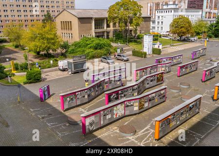 Die Open-Air-Ausstellung Revolution und Mauerfall in der ehemaligen Stasi-Zentrale der DDR, heute Campus für Demokratie, à Berlin-Lichtenberg. In der Bildmitte im Hintergrund das Haus 22.. Dieses Gebäude War die Kantine für Höhere Stasi-Mitarbeiter.. Heute befinden sich dort Räume für information, Kino, Ausstellungen und andere Veranstaltungen. *** L'exposition en plein air Révolution et la chute du mur dans l'ancien siège de la Stasi de la RDA, maintenant le Campus pour la démocratie, à Berlin Lichtenberg au centre de l'image en arrière-plan est la Maison 22 ce bâtiment était la cantine fo Banque D'Images