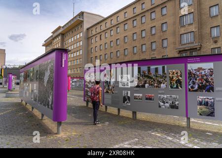 Die Open-Air-Ausstellung Revolution und Mauerfall in der ehemaligen Stasi-Zentrale der DDR, heute Campus für Demokratie, à Berlin-Lichtenberg. IM Hintergrund links das Haus 1 oben mit Balkonvorbau. In diesem Gebäude residierte einst Stasichef Mielke. Heute beherbergt es das Stasimuseum. *** L'exposition en plein air Révolution et la chute du mur dans l'ancien siège de la Stasi de la RDA, aujourd'hui le Campus de la démocratie, à Berlin Lichtenberg en arrière-plan à gauche, maison 1 ci-dessus avec balcon porche ce bâtiment était autrefois la résidence du chef de la Stasi Mielke aujourd'hui il abrite la Stasi M. Banque D'Images