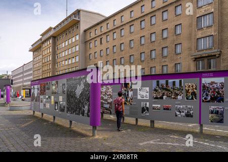 Die Open-Air-Ausstellung Revolution und Mauerfall in der ehemaligen Stasi-Zentrale der DDR, heute Campus für Demokratie, à Berlin-Lichtenberg. IM Hintergrund links das Haus 1 oben mit Balkonvorbau. In diesem Gebäude residierte einst Stasichef Mielke. Heute beherbergt es das Stasimuseum. *** L'exposition en plein air Révolution et la chute du mur dans l'ancien siège de la Stasi de la RDA, aujourd'hui le Campus de la démocratie, à Berlin Lichtenberg en arrière-plan à gauche, maison 1 ci-dessus avec balcon porche ce bâtiment était autrefois la résidence du chef de la Stasi Mielke aujourd'hui il abrite la Stasi M. Banque D'Images