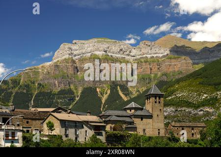 Die Kirche Iglesia de San Salvador in Torla und das Monte-Perdido-Massiv in Torla-Ordesa, Spanien, Europa | L'église Iglesia de San Salvador et th Banque D'Images