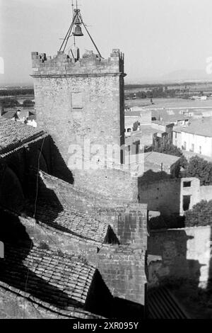 Der Glockenturm mit zwei Glocken der Basilika Sankt Marien in Castelló d'Empúries, Costa Brava 1957. Le clocher avec deux cloches de la basilique Sainte-Marie en Castelló d'Empúries, Costa Brava 1957. Banque D'Images