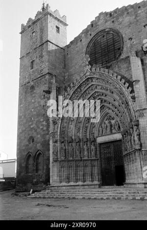 DAS Kernstück des Marmorportals der Basilika Sankt Marien ist eine Bibelszene über der Tür, Castelló d'Empúries 1957. La pièce maîtresse du portail en marbre de la basilique Sainte-Marie est une scène biblique au-dessus de la porte, Castelló d'Empúries 1957. Banque D'Images