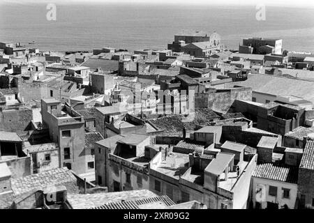 Blick über die Dächer von L'Escala an der Costa Brava, Katalonien 1957. Vue sur les toits de L'Escala sur la Costa Brava, Catalogne 1957. Banque D'Images