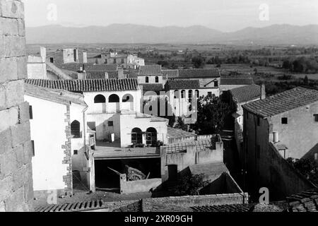 Blick über die Dächer von Castellón d'Empúries, Costa Brava 1957. Vue sur les toits de Empúries d'Castellón, Costa Brava 1957. Banque D'Images