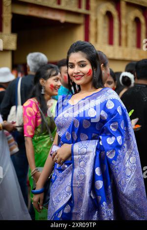 Portrait de belle jeune femme portant une tenue festive traditionnelle bengali et participant à Sindur Khela à un puja pandal pendant le dernier jour de D. Banque D'Images