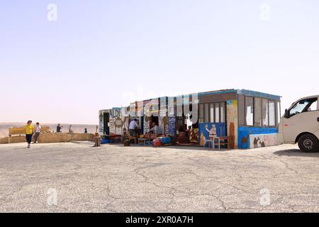 Autoroute 35 en Jordanie - 11 mai 2024 : petite boutique et café au point de vue du barrage Mujib Moujib sur la rivière Wadi Mujib, entre les villes de Madaba et Kerak Banque D'Images