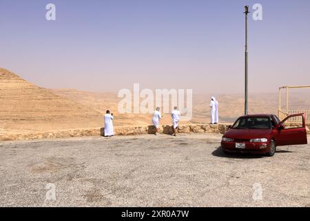 Autoroute 35, Jordanie - 11 mai 2024 : personnes au point de vue du barrage Mujib Moujib sur la rivière Wadi Mujib, entre les villes de Madaba et Kerak Banque D'Images