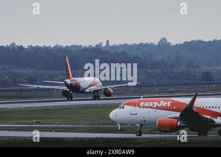 Zwei Flugzeuge der BilligAirline easyjet, aufgenommen am Flughafen Berlin Brandenburg Willy BrandtöÄÃ Ber in Schoenefeld, 08.08.2024. Schoenefeld Deut Banque D'Images