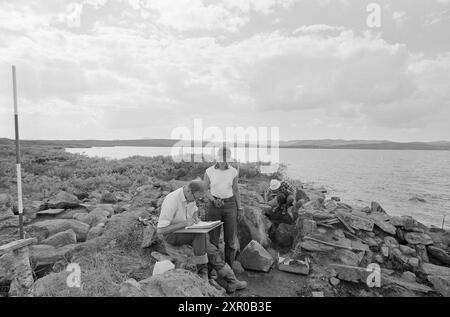 Current 34-9-1970 : sur les traces de la famille Flint. Un groupe de chercheurs mène des études environnementales approfondies sur Hardangervidda, et ils ont trouvé des traces de peuplement de l'âge de pierre. Photo : Ivar Aaserud / Aktuell / NTB ***PHOTO NON TRAITÉE*** ce texte d'image est traduit automatiquement ce texte d'image est traduit automatiquement Banque D'Images