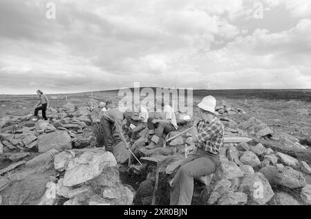 Current 34-9-1970 : sur les traces de la famille Flint. Un groupe de chercheurs mène des études environnementales approfondies sur Hardangervidda, et ils ont trouvé des traces de peuplement de l'âge de pierre. Photo : Ivar Aaserud / Aktuell / NTB ***PHOTO NON TRAITÉE*** ce texte d'image est traduit automatiquement ce texte d'image est traduit automatiquement Banque D'Images