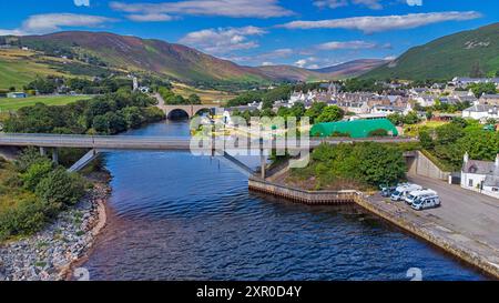 Helmsdale Sutherland Écosse ciel bleu et les maisons du village et pont routier A9 sur la rivière Helmsdale Banque D'Images