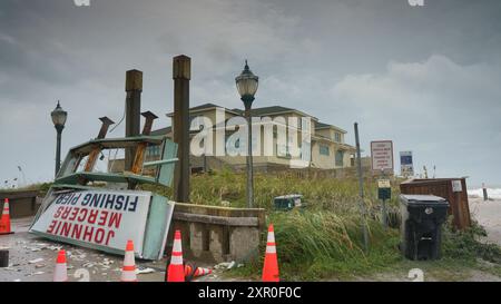 8 août 2024, Caroline du Nord, États-Unis. La tempête tropicale Debbie frappe Johnnie Mercer's Pier, à Wrightsville Beach, Caroline du Nord, États-Unis. Crédit : Darwin Brandis/Alamy Live News Banque D'Images