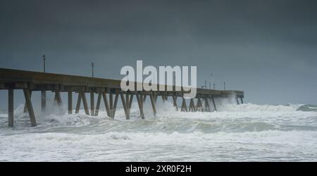 8 août 2024, Caroline du Nord, États-Unis. La tempête tropicale Debbie frappe Johnnie Mercer's Pier, à Wrightsville Beach, Caroline du Nord, États-Unis. Crédit : Darwin Brandis/Alamy Live News Banque D'Images