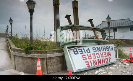 8 août 2024, Caroline du Nord, États-Unis. La tempête tropicale Debbie frappe Johnnie Mercer's Pier, à Wrightsville Beach, Caroline du Nord, États-Unis. Crédit : Darwin Brandis/Alamy Live News Banque D'Images