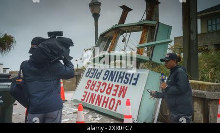 8 août 2024, Caroline du Nord, États-Unis. La tempête tropicale Debbie frappe Johnnie Mercer's Pier, à Wrightsville Beach, Caroline du Nord, États-Unis. Crédit : Darwin Brandis/Alamy Live News Banque D'Images