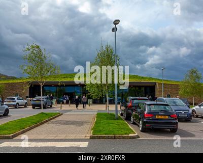 Toit vert au sommet de Gloucester services sur l'autoroute M5 en direction du sud dans le Gloucestershire Angleterre Royaume-Uni ouvert en 2015 avec parking au premier plan. Banque D'Images