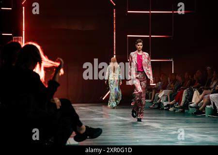 Berlin, Allemagne. 11 juillet 2023. Les mannequins courent sur la piste lors du défilé Marcel Ostertag à la Berlin Fashion week Spring Summer 23/24 à Berlin, Allemagne, le 11 juillet 2023. (Photo par Emmanuele Contini/NurPhoto) crédit : NurPhoto SRL/Alamy Live News Banque D'Images