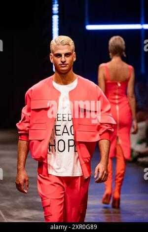 Berlin, Allemagne. 11 juillet 2023. Les mannequins courent sur la piste lors du défilé Marcel Ostertag à la Berlin Fashion week Spring Summer 23/24 à Berlin, Allemagne, le 11 juillet 2023. (Photo par Emmanuele Contini/NurPhoto) crédit : NurPhoto SRL/Alamy Live News Banque D'Images