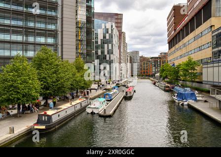 Londres, Angleterre, Royaume-Uni - 27 juin 2024 : péniches sur le canal Gand Union à Paddington dans le centre de Londres. Banque D'Images