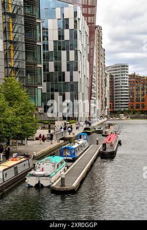 Londres, Angleterre, Royaume-Uni - 27 juin 2024 : péniches sur le Grand Union canal à Paddington dans le centre de Londres. Banque D'Images