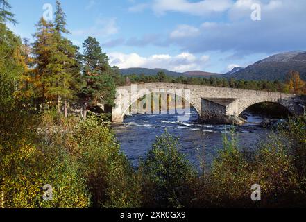 Vieux pont de Dee, pont routier de maçonnerie original traversant la rivière Dee, à Invercauld by Braemar, Cairngorms National Park, Deeside, Écosse, 1996 Banque D'Images