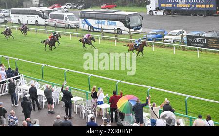 Brighton UK 8 août 2024 - Lexington Knight monté par Joe Levy va gagner la Brighton Challenge Cup sous la pluie au Brighton Festival of Racing Ladies Day lors d'un après-midi blustery le long de la côte sud : crédit Simon Dack / Alamy Live News Banque D'Images
