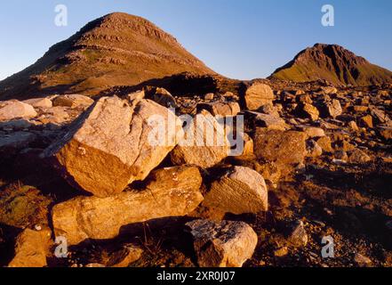 Deux des montagnes de Rum 'Cullin'. À gauche, Hallival et à droite, Askival, réserve naturelle nationale de l'île de Rhum, Hébrides intérieures, Écosse Banque D'Images