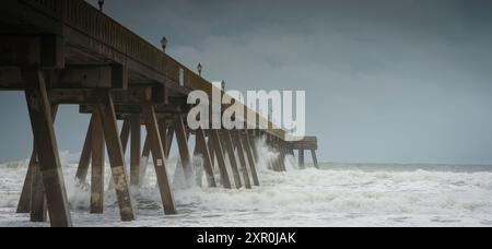 8 août 2024, Caroline du Nord, États-Unis. La tempête tropicale Debbie frappe Johnnie Mercer's Pier, à Wrightsville Beach, Caroline du Nord, États-Unis. Crédit : Darwin Brandis/Alamy Live News Banque D'Images