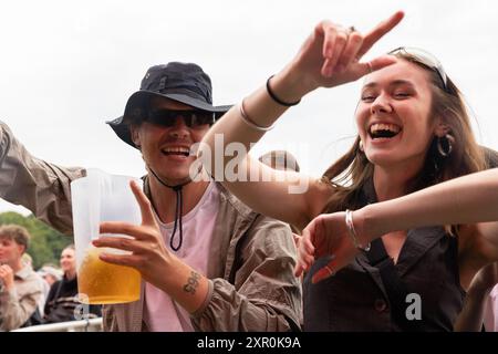 Copenhague, Danemark. Jeudi 8 août 2024. Les gens apprécient la musique live au festival Syd for Solen à Copenhague, au Danemark. Crédit : Katie Collins/EMPICS/Alamy Live News Banque D'Images