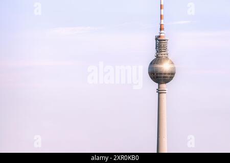 Tour de télévision à Berlin, Allemagne. Tour de télévision isolée devant un ciel en pastels. Copiez l'espace, placez votre texte. Banque D'Images