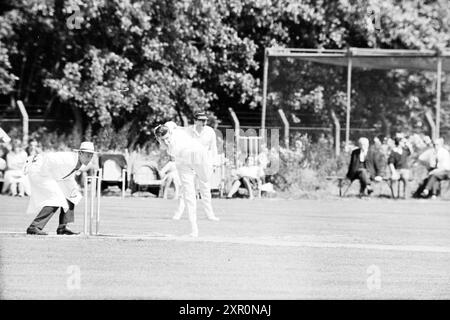 Red White - HCC II, Cricket, 19-08-1962, Whizgle Dutch News : des images historiques sur mesure pour l'avenir. Explorez le passé néerlandais avec des perspectives modernes grâce à des images d'agences néerlandaises. Concilier les événements d'hier avec les perspectives de demain. Embarquez pour un voyage intemporel avec des histoires qui façonnent notre avenir. Banque D'Images