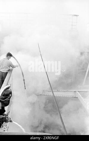 Arosa Sun, Houseboat], IJmuiden, film1,2,3, feux, pompiers, 09-04-1963, Whizgle Dutch News : des images historiques sur mesure pour l'avenir. Explorez le passé néerlandais avec des perspectives modernes grâce à des images d'agences néerlandaises. Concilier les événements d'hier avec les perspectives de demain. Embarquez pour un voyage intemporel avec des histoires qui façonnent notre avenir. Banque D'Images