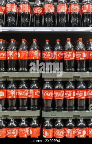 Bouteilles en plastique de Coca-Cola à vendre dans un supermarché. Banque D'Images