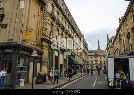 3 septembre 2022 : piétons appréciant la rue calme historique dans le centre de la ville de Bath, Somerset en fin d'été samedi après-midi. Banque D'Images