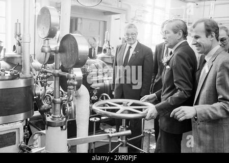 Ouverture de la station de pompage à vapeur à mi-chemin de Prince Claus, ouverture, ouvertures, mise en service, station de pompage à vapeur et station de pompage à vapeur, Halfweg, 10-06-1987, Whizgle Dutch News : images historiques adaptées pour l'avenir. Explorez le passé néerlandais avec des perspectives modernes grâce à des images d'agences néerlandaises. Concilier les événements d'hier avec les perspectives de demain. Embarquez pour un voyage intemporel avec des histoires qui façonnent notre avenir. Banque D'Images