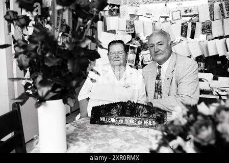 Mr., Mrs. de Vries marié pendant 50 ans, H'lem, Haarlem, pays-Bas, 14-07-1997, Whizgle Dutch News : des images historiques sur mesure pour l'avenir. Explorez le passé néerlandais avec des perspectives modernes grâce à des images d'agences néerlandaises. Concilier les événements d'hier avec les perspectives de demain. Embarquez pour un voyage intemporel avec des histoires qui façonnent notre avenir. Banque D'Images