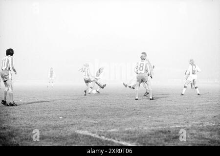 Ajax - Hertha BSC (Allemagne) 4 - 1, 05-11-1975, Whizgle Dutch News : images historiques sur mesure pour l'avenir. Explorez le passé néerlandais avec des perspectives modernes grâce à des images d'agences néerlandaises. Concilier les événements d'hier avec les perspectives de demain. Embarquez pour un voyage intemporel avec des histoires qui façonnent notre avenir. Banque D'Images