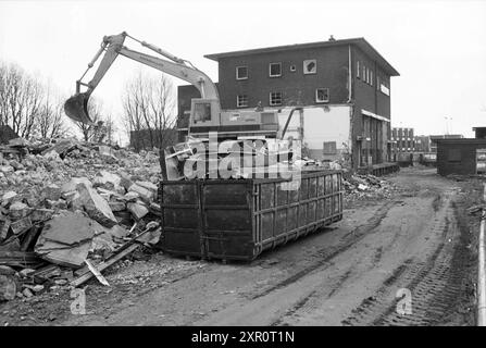 Bulldozer démolit des bâtiments, Whizgle Dutch News : des images historiques sur mesure pour l'avenir. Explorez le passé néerlandais avec des perspectives modernes grâce à des images d'agences néerlandaises. Concilier les événements d'hier avec les perspectives de demain. Embarquez pour un voyage intemporel avec des histoires qui façonnent notre avenir. Banque D'Images