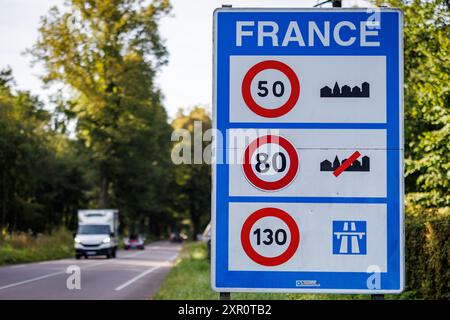 06 août 2024, Sarre, Saarbrücken : au poste frontière avec la France, un panneau indique les limites de vitesse qui s'y appliquent. 50 kilomètres par heure dans les agglomérations, 80 kilomètres par heure en dehors des agglomérations et 130 kilomètres par heure sur les autoroutes. Photo : Daniel Karmann/dpa/Daniel Karmann Banque D'Images