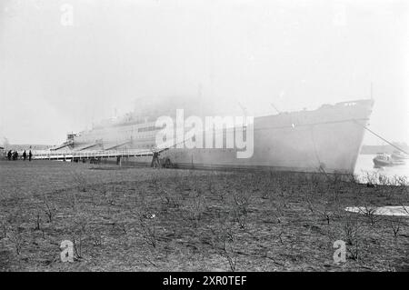 Arosa Sun, Houseboat], IJmuiden, film1,2,3, feux, pompiers, 09-04-1963, Whizgle Dutch News : des images historiques sur mesure pour l'avenir. Explorez le passé néerlandais avec des perspectives modernes grâce à des images d'agences néerlandaises. Concilier les événements d'hier avec les perspectives de demain. Embarquez pour un voyage intemporel avec des histoires qui façonnent notre avenir. Banque D'Images
