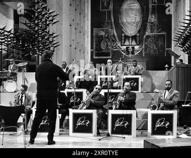 Duke Ellington dirige son groupe pendant les répétitions pour un concert pour ABC Television dans la cathédrale de Coventry. 24 février 1966. Duke Ellington et son orchestre. PHOTO DE DAVID BAGNALL Banque D'Images