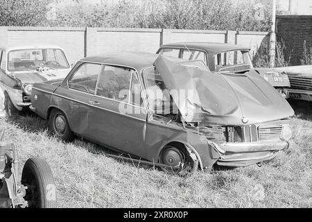 BMW car Wreck in Junkyard, Whizgle Dutch News : des images historiques sur mesure pour l'avenir. Explorez le passé néerlandais avec des perspectives modernes grâce à des images d'agences néerlandaises. Concilier les événements d'hier avec les perspectives de demain. Embarquez pour un voyage intemporel avec des histoires qui façonnent notre avenir. Banque D'Images