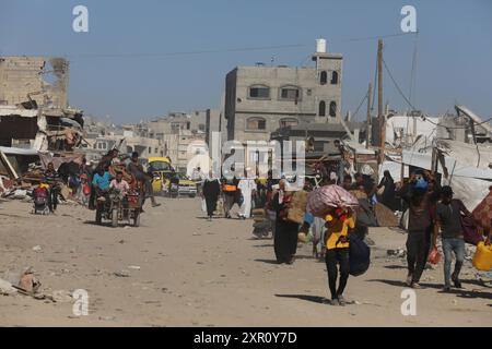 Les Palestiniens déplacés quittent une zone à l'est de Khan Yunis vers l'ouest, après que l'armée israélienne a émis un nouvel ordre d'évacuation pour certaines parties de la ville, dans le sud de la bande de Gaza, le 8 août 2024, dans le cadre du conflit en cours entre Israël et le groupe militant palestinien Hamas. Photo de Naaman Omar apaimages Khan Yunis bande de Gaza territoire palestinien 080824 KhanYunis NAA 0054 Copyright : xapaimagesxNaamanxOmarxxxapaimagesx Banque D'Images