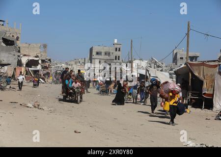 Les Palestiniens déplacés quittent une zone à l'est de Khan Yunis vers l'ouest, après que l'armée israélienne a émis un nouvel ordre d'évacuation pour certaines parties de la ville, dans le sud de la bande de Gaza, le 8 août 2024, dans le cadre du conflit en cours entre Israël et le groupe militant palestinien Hamas. Photo de Naaman Omar apaimages Khan Yunis bande de Gaza territoire palestinien 080824 KhanYunis NAA 0056 Copyright : xapaimagesxNaamanxOmarxxxapaimagesx Banque D'Images