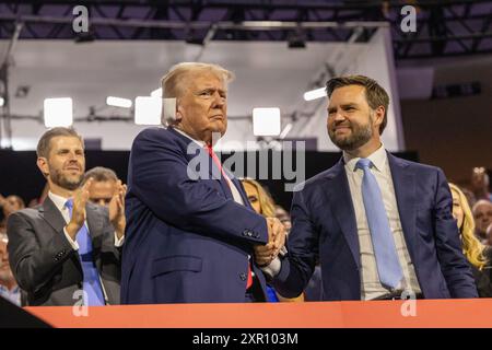 Milwaukee, États-Unis d'Amérique, 15 juillet 2024. Eric Trump applaudit alors que l’ancien président Donald Trump serre la main de son coéquipier, J.D. Vanc Banque D'Images